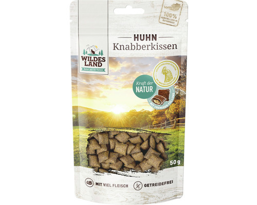 Das Bild zeigt eine Packung "Wildes Land Huhn Knabberkissen", ein getreidefreies Snackprodukt für Hunde. Die Verpackung enthält 50 g und hebt die natürliche Zusammensetzung mit viel Fleisch hervor. Im Hintergrund ist eine idyllische Landschaft abgebildet,