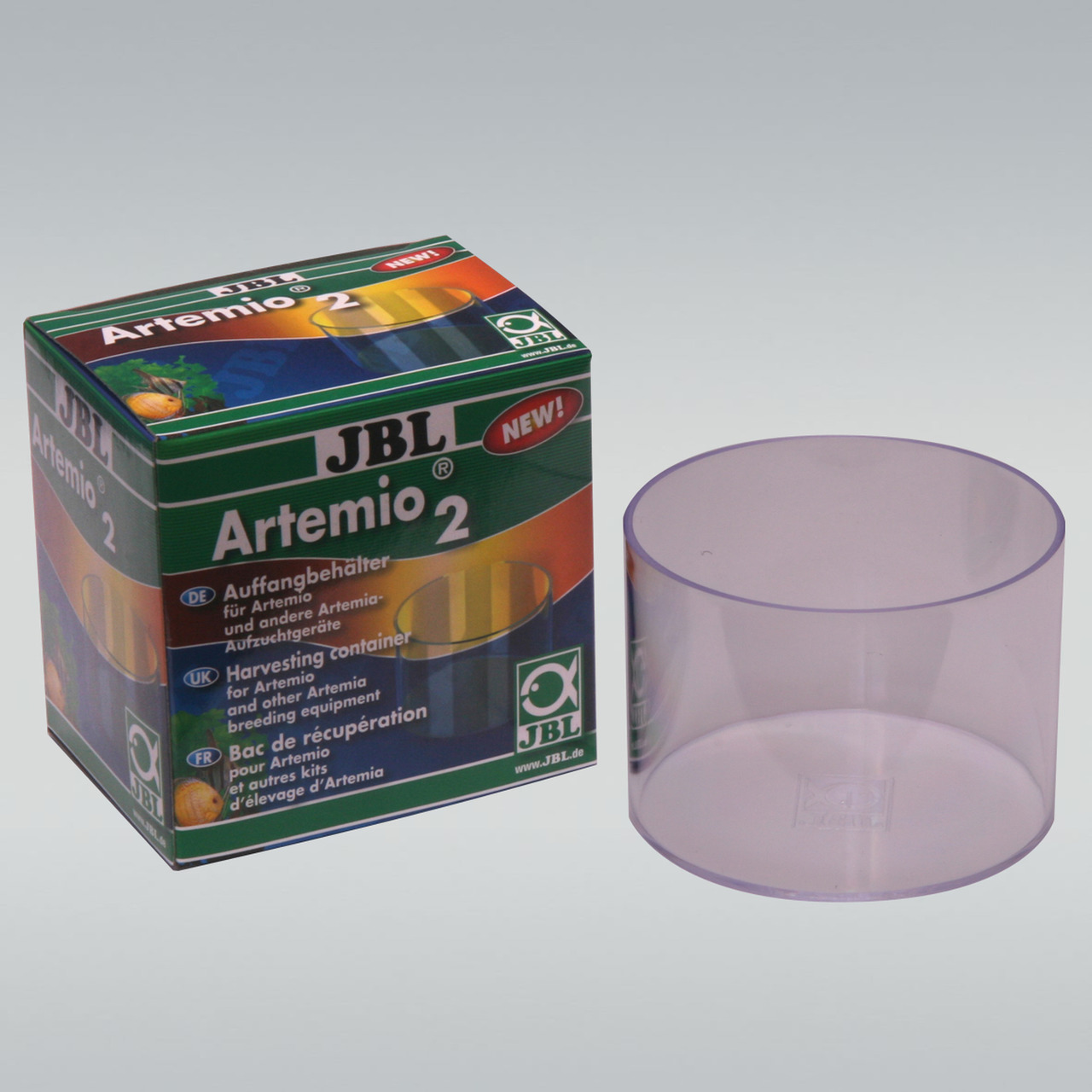 Das Bild zeigt das Produkt JBL Artemio 2, einen Auffangbehälter für Artemia und andere Artemia-Aufzuchtgeräte. Es richtet sich an Aquaristik-Enthusiasten und dient zur Ernte von Artemia. Die Verpackung ist grün mit einem transparenten Behälter daneben. Ma