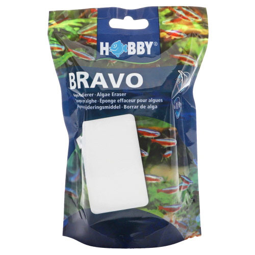Das Bild zeigt das Produkt "HOBBY BRAVO", einen Algenreiniger für Aquarien. Die Zielgruppe sind Aquarienbesitzer. Die Verpackung enthält einen weißen Schwamm und ist in einer bunten, fischreichen Unterwasserlandschaft gestaltet. Die Menge ist nicht angege