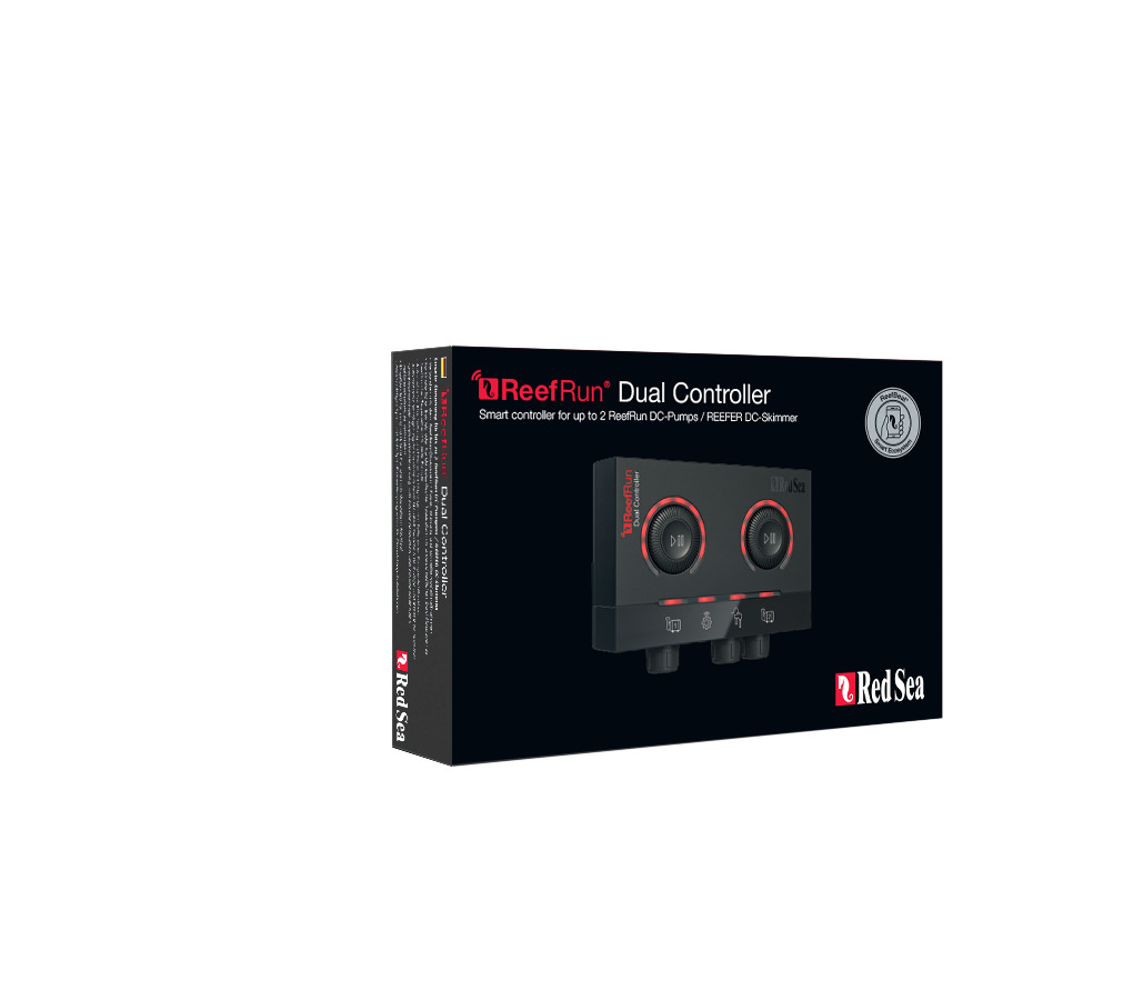 Das Bild zeigt die Verpackung des Red Sea ReefRun Dual Controllers, einem intelligenten Steuergerät für bis zu zwei ReefRun DC-Pumpen oder REEFER DC-Skimmer. Die schwarze Verpackung mit roten und weißen Akzenten hebt die Produktdetails hervor. Das Gerät i