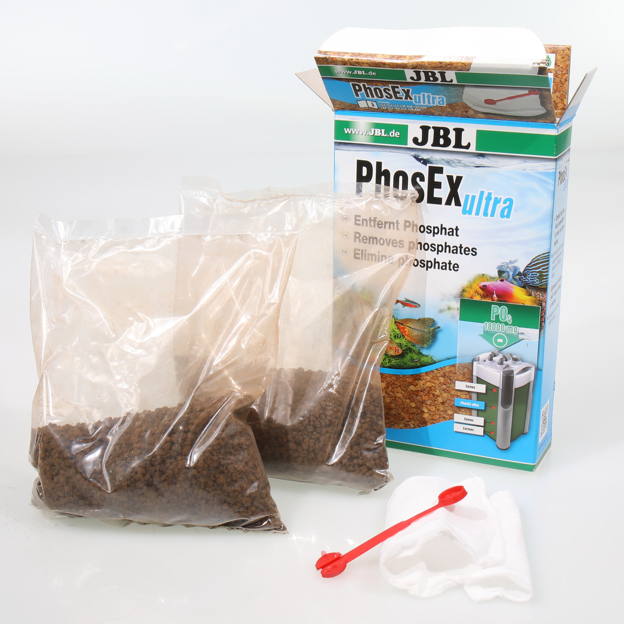 Das Bild zeigt das Produkt JBL PhosEx Ultra, ein Phosphatentferner für Aquarien. Es richtet sich an Aquarienbesitzer und dient der Wasserpflege, indem es überschüssiges Phosphat entfernt. Abgebildet sind zwei Beutel mit Granulat, ein roter Dosierlöffel un