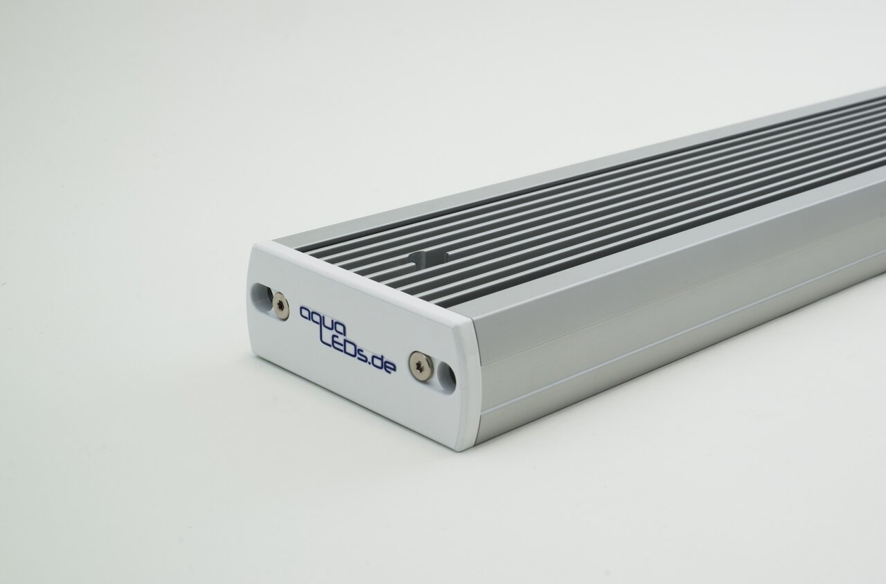 aquaLEDs.de LED-Aquarienleuchte, silbernes Aluminium, schlankes Design, energieeffizient, für Aquarien.