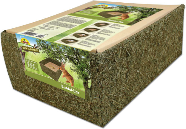 Das Bild zeigt die JR FARM Buddel-Box, ein Produkt für Kleintiere wie Kaninchen. Die Box besteht aus gepresstem Heu und enthält eine Buddelmöglichkeit mit Sand. Sie ist speziell für Kaninchen entwickelt, um deren natürlichen Grabinstinkt zu fördern. Die V