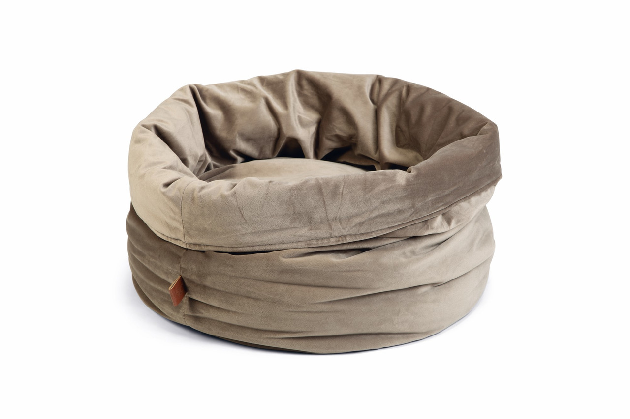 Weiches, rundes Hundebett „Designed by Lotte“ in beige-brauner Farbe, geeignet für Hunde aller Größen. Das Bett besteht aus einem samtigen Stoff, der Komfort und Gemütlichkeit bietet. Ideal für Haustiere, die einen warmen und kuscheligen Rückzugsort suche