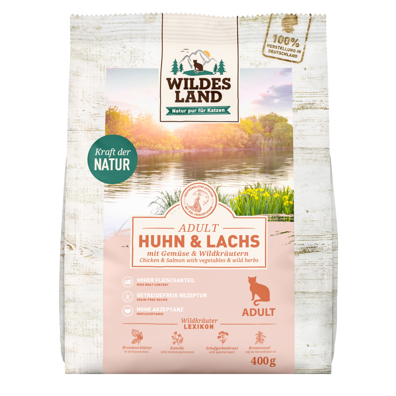 Das Bild zeigt eine Verpackung des Katzenfutters „Wildes Land Adult Huhn & Lachs“ mit Gemüse und Wildkräutern. Die Zielgruppe sind ausgewachsene Katzen. Das Produkt enthält einen hohen Fleischanteil, ist getreidefrei und bietet hohe Akzeptanz. Die Packung