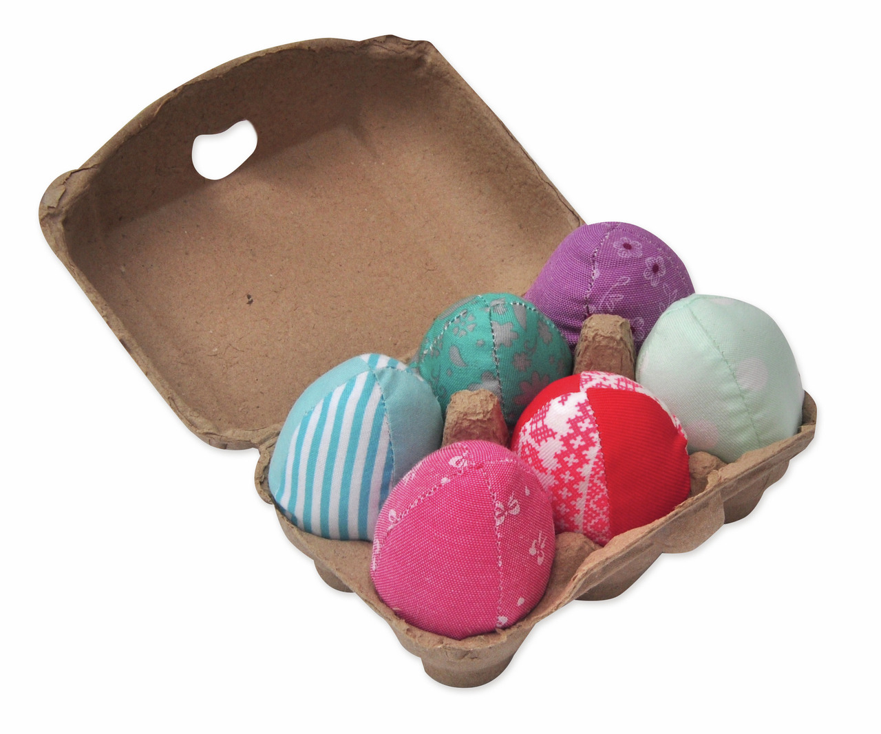 Sechs bunte Katzenspielbälle der Marke Aumüller in einer umweltfreundlichen Eierkarton-Verpackung. Die Bälle sind aus Stoff gefertigt und in verschiedenen Farben und Mustern gestaltet. Sie eignen sich ideal für Katzen zum Spielen und Jagen. Perfekt für ak