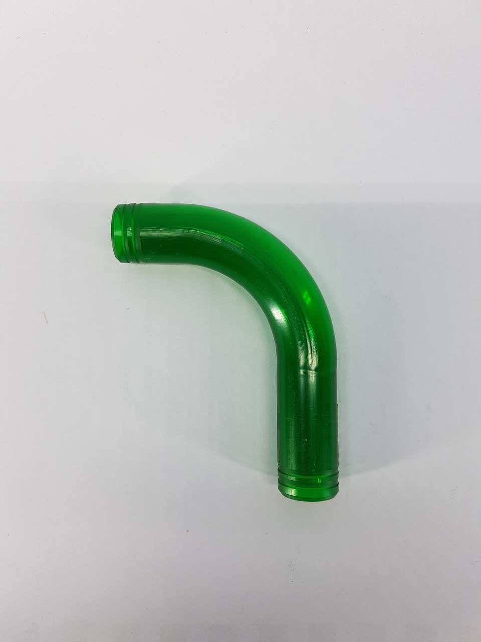 Das Bild zeigt ein grünes Kunststoff-Ersatzteil der Marke EHEIM, speziell ein gebogenes Rohrstück, das für Aquarienfilter geeignet ist. Es handelt sich um ein Zubehörteil für Aquaristik-Systeme, das zur Wasserführung dient. Die Oberfläche ist glatt, und d