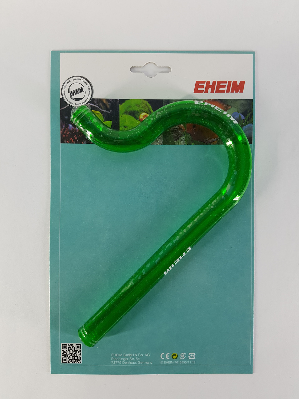 Das Bild zeigt ein EHEIM Auslaufrohr in Grün, geeignet für Aquarien. Es handelt sich um ein Zubehörteil für Aquarienfilter, das den Wasserfluss optimiert. Die Zielgruppe sind Aquarienbesitzer. Das Produkt ist aus hochwertigem Kunststoff gefertigt und träg