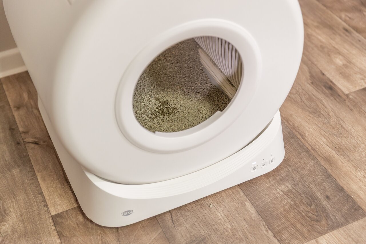 TRIXIE Katzentoilette Berto, weiß, für Katzen, mit Siebsystem für einfache Reinigung, hygienisch, inkl. Katzenstreu, modern.