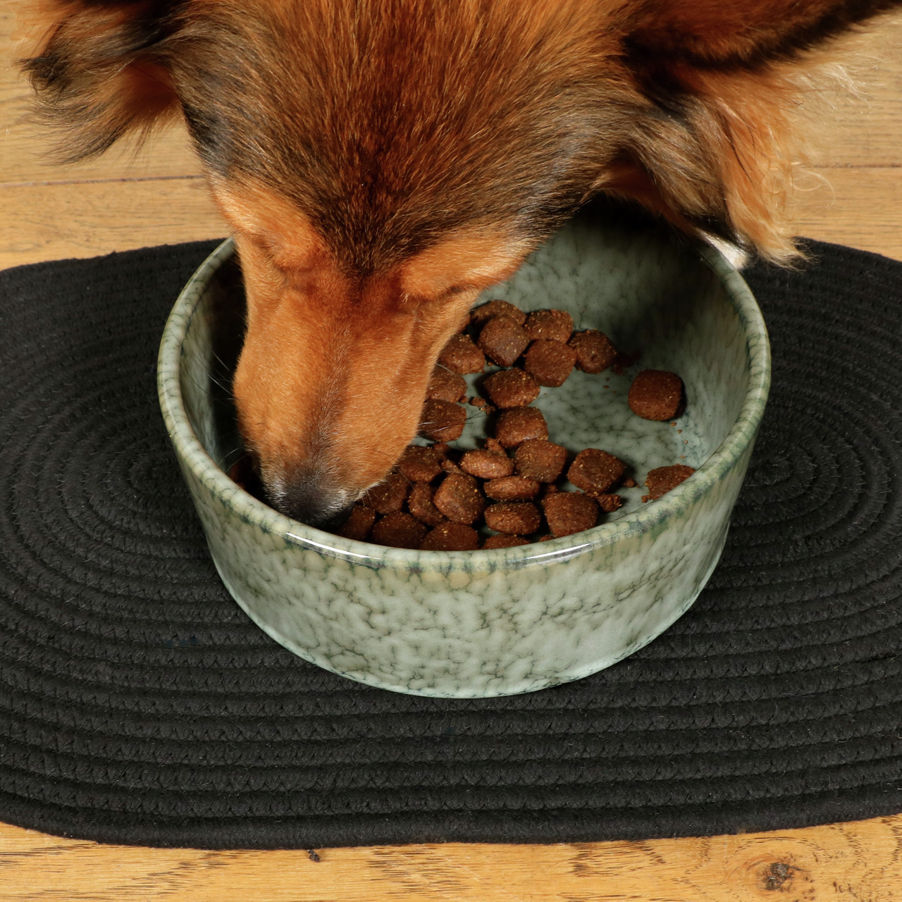 D&D Trockenfutter, Zielgruppe: Hunde, Geschmacksrichtung: nicht angegeben, braune Trockenfutterstücke, Menge: nicht erkennbar.