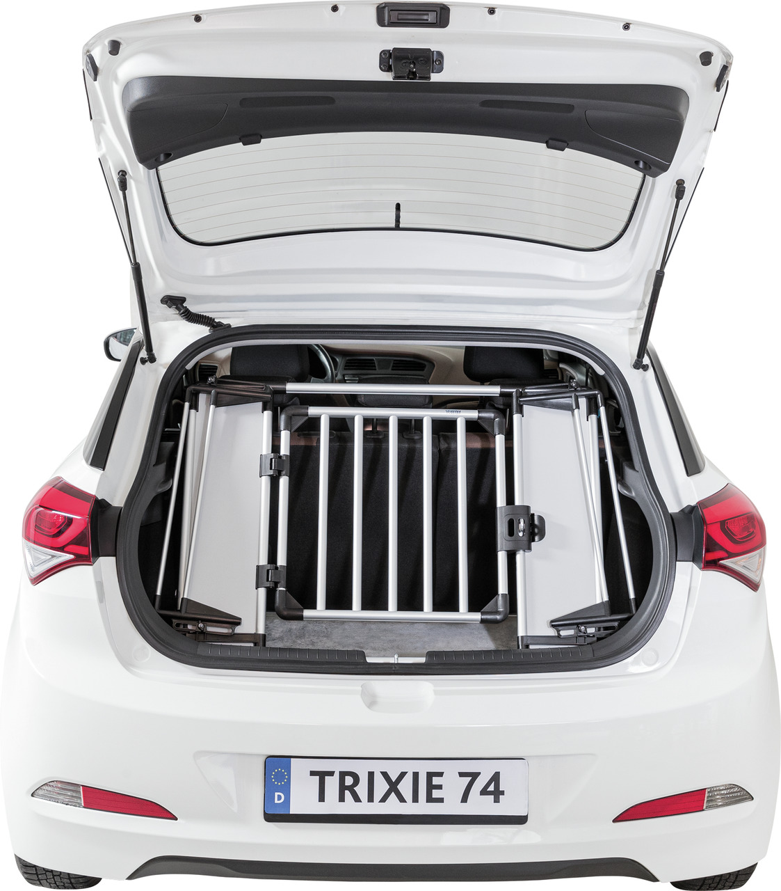 Das Bild zeigt eine TRIXIE Transportbox für Hunde, die im Kofferraum eines weißen Autos platziert ist. Die Box besteht aus robustem Aluminium und bietet Sicherheit und Komfort für Hunde während der Fahrt. Sie ist speziell für den Transport von Hunden entw