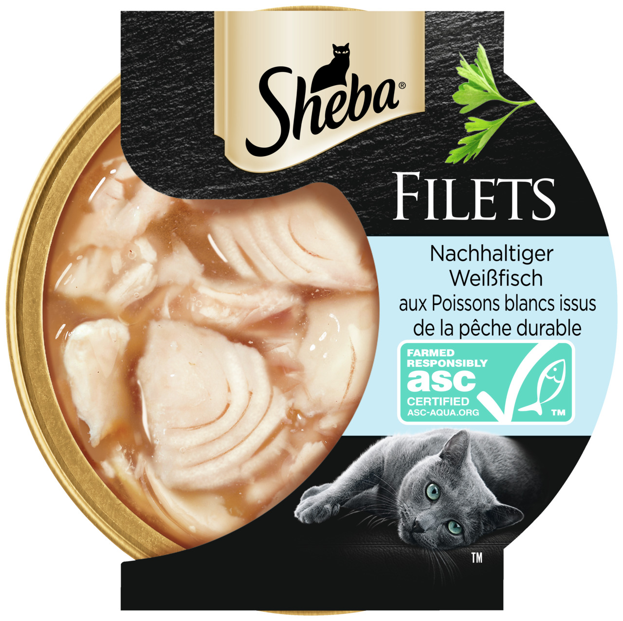 Das Bild zeigt eine runde Verpackung des Katzenfutters „Sheba Filets“ mit nachhaltigem Weißfisch. Die Zielgruppe sind Katzen. Die Verpackung hebt die ASC-Zertifizierung für nachhaltige Fischerei hervor. Der Inhalt ist in einer goldenen Schale sichtbar, di