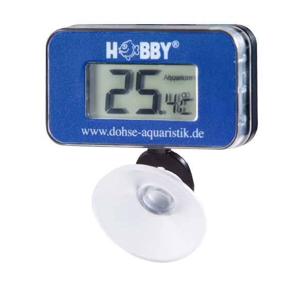 Das Bild zeigt das digitale Aquarium-Thermometer der Marke HOBBY, Modell "25.4°C", mit einer blauen Front und einem gut lesbaren Display. Es ist speziell für Aquarienbesitzer entwickelt und wird mit einer Saugnapfhalterung geliefert, die eine einfache Bef