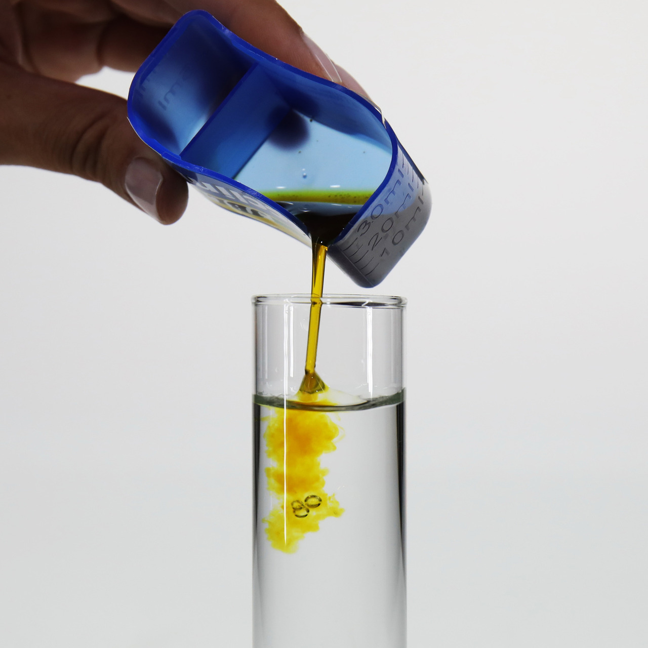 JBL Denitrol, Wasseraufbereiter für Aquarien, Zielgruppe: Aquarienbesitzer, Dosierhilfe in ml, gelbliche Flüssigkeit.