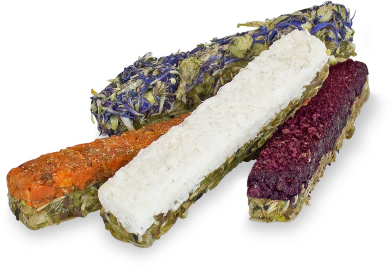 Vier Snack-Sticks von JR FARM für Nagetiere, Geschmacksrichtungen: Gemüse, Kokos, Beere, Kräuter. Natürlicher und gesunder Snack.
