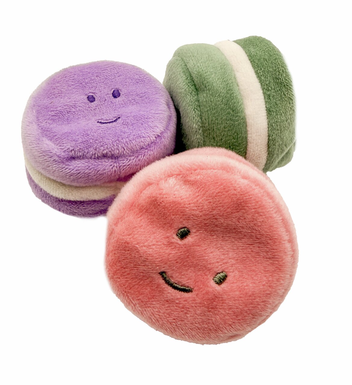 Drei bunte, lächelnde Plüsch-Macarons von Aumüller, ideales Katzenspielzeug mit Baldrian, Farben: rosa, lila, grün.
