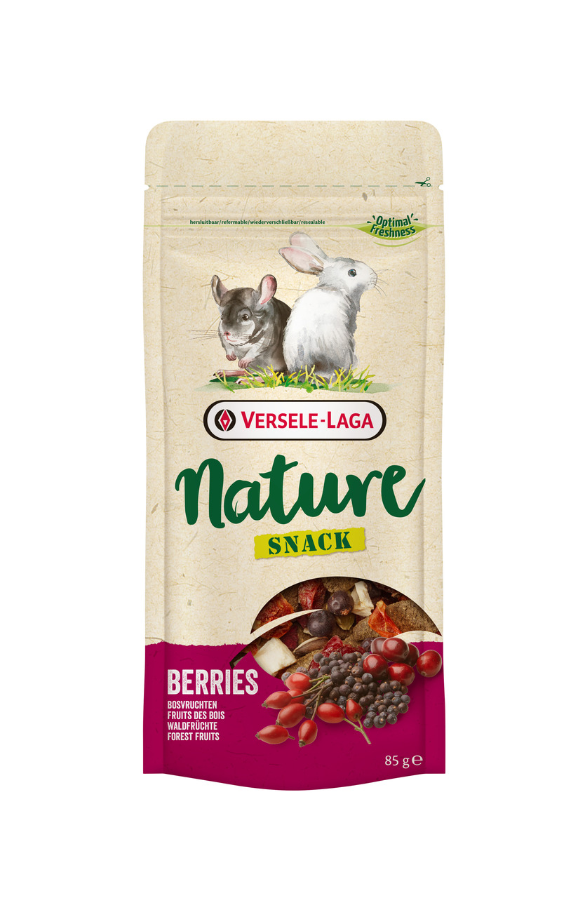Das Bild zeigt eine Verpackung des Produkts „Versele-Laga Nature Snack Berries“. Es handelt sich um einen Snack für Kleintiere wie Kaninchen und Chinchillas. Die Geschmacksrichtung ist Waldfrüchte, und die Verpackung enthält 85 g. Die Marke wirbt mit „Opt