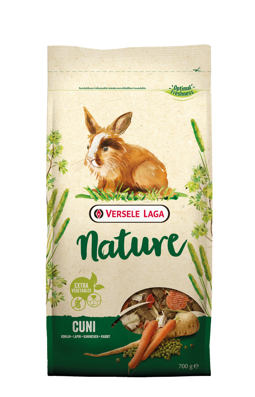 Das Bild zeigt eine Verpackung des Produkts „Versele-Laga Nature Cuni“, ein hochwertiges Futter für Kaninchen. Die Zielgruppe sind Kaninchenhalter, die Wert auf natürliche Ernährung legen. Das Futter enthält extra Gemüse, wie Karotten und Erbsen, und wird