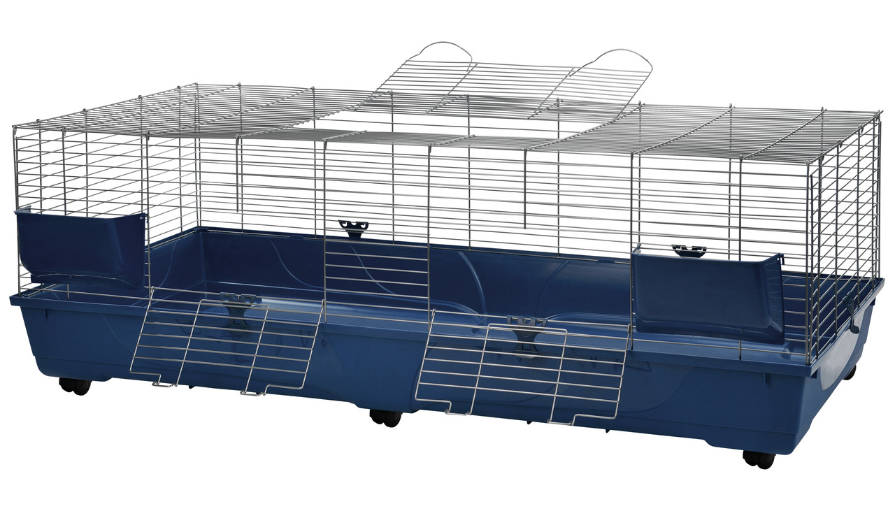 Das Bild zeigt den "More For Kleintierkäfig", ein geräumiges Gehege für Kleintiere wie Kaninchen oder Meerschweinchen. Der Käfig besteht aus einer stabilen blauen Kunststoffwanne und einem silbernen Gitteraufsatz mit mehreren Türen für einfachen Zugang. E