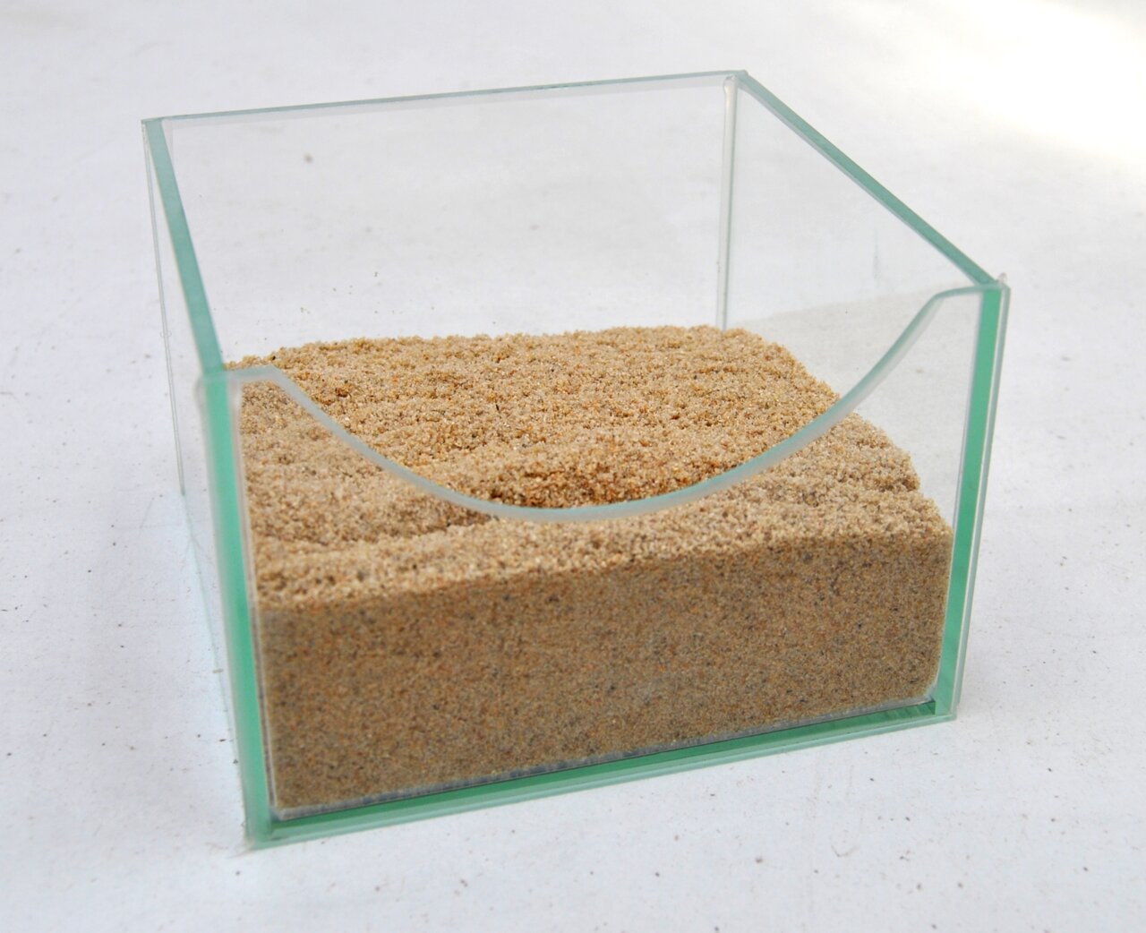 Vogelsand im Glasbehälter, beige, für Vögel, hygienische Einstreu-Gefiederpflege, geschwungene Öffnung, gleichm. verteilt.