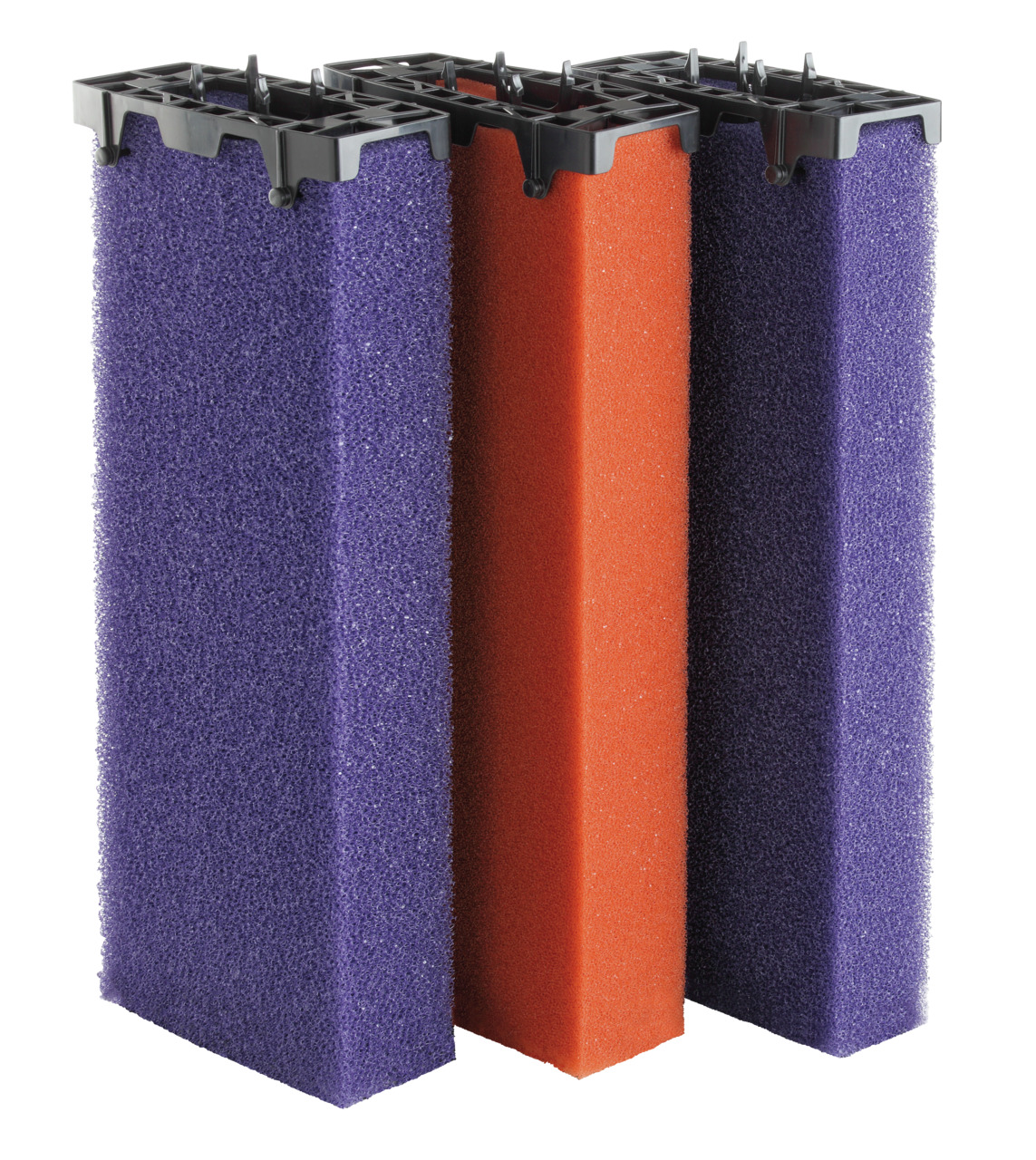 Das Bild zeigt drei Filtereinsätze der Marke Oase, die für Teichfilteranlagen geeignet sind. Die Einsätze bestehen aus zwei violetten und einem orangefarbenen Schaumstoffblock, die nebeneinander angeordnet sind. Sie dienen der mechanischen und biologische