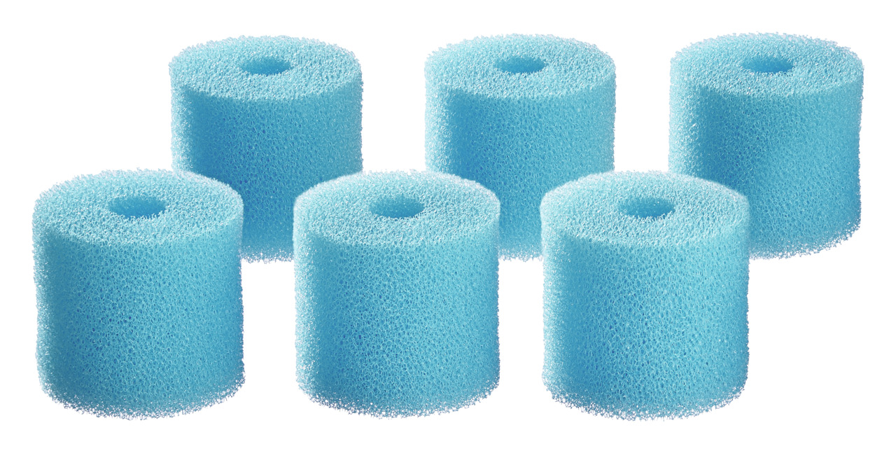 Sechs blaue Filterschaumrollen der Marke Oase, geeignet für Teichfilter und Aquarien. Die Rollen sind zylindrisch, mit einer zentralen Öffnung, und dienen der mechanischen und biologischen Filterung. Ideal für Teichbesitzer, die eine effektive Wasserreini