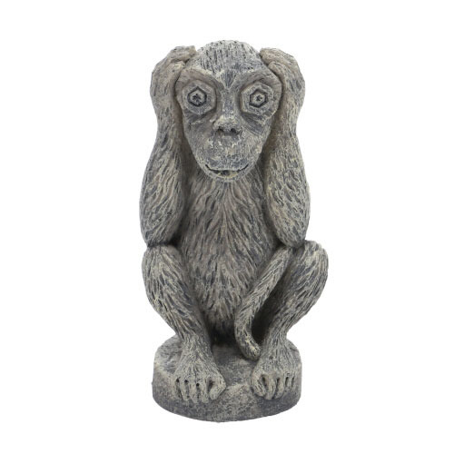 Steinfigur eines Affen in sitzender Haltung, der mit seinen Händen die Ohren bedeckt. Die Figur ist detailliert gestaltet, mit einer realistischen Fellstruktur und einer grauen Steinoptik. Sie symbolisiert das Sprichwort „Nichts hören“ und eignet sich als