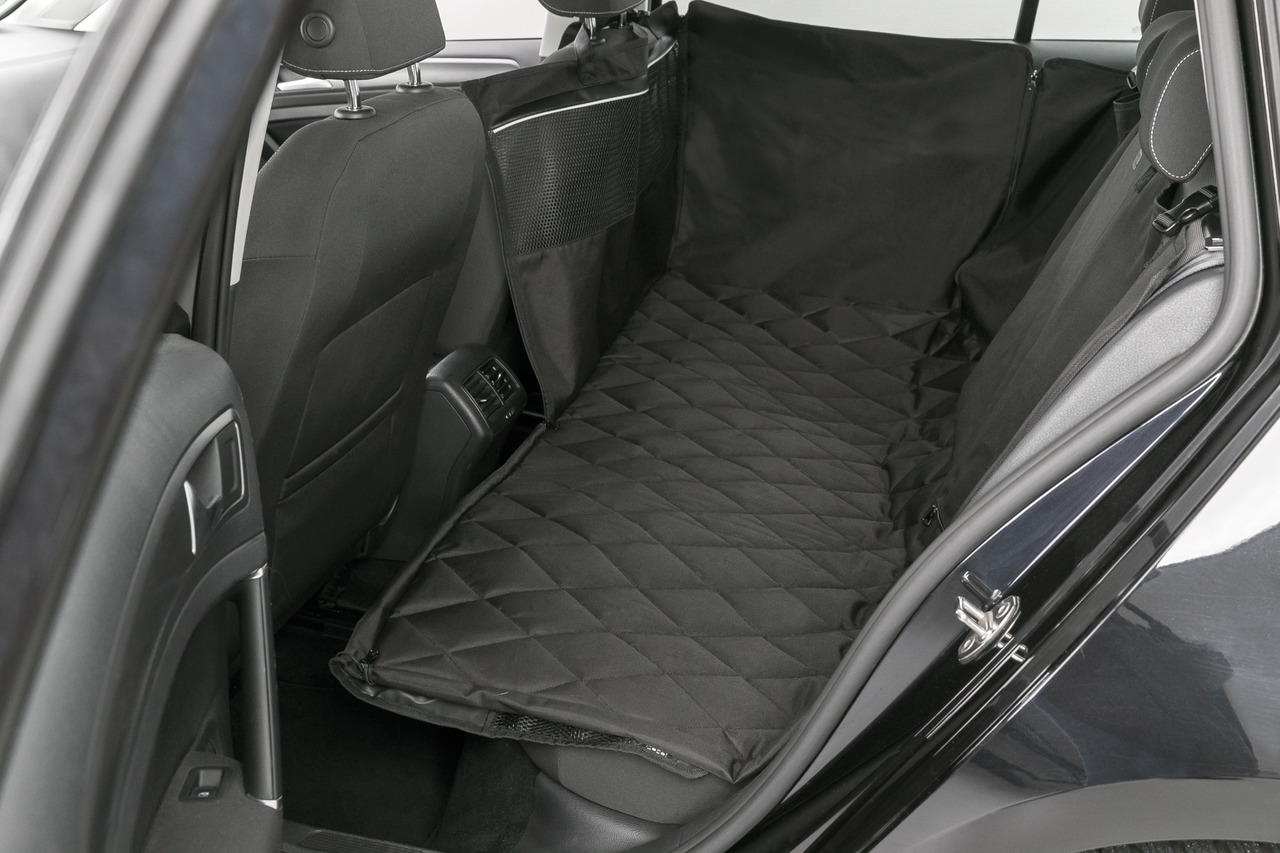 Das Bild zeigt die TRIXIE Autoschondecke für Hunde, geeignet für den Rücksitz eines Fahrzeugs. Die schwarze, gesteppte Decke schützt die Sitzpolster vor Schmutz, Tierhaaren und Feuchtigkeit. Sie ist speziell für Hunde entwickelt und bietet eine robuste, r