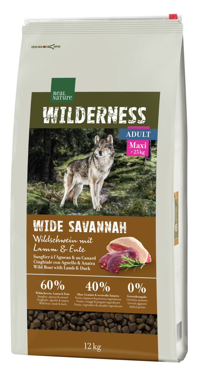 Das Bild zeigt einen 12-kg-Sack des Hundefutters „REAL NATURE WILDERNESS Wide Savannah“ für ausgewachsene Hunde ab 25 kg (Adult Maxi). Die Geschmacksrichtung ist Wildschwein mit Lamm und Ente. Das Futter enthält 60 % tierische Zutaten, 40 % Obst und Gemüs