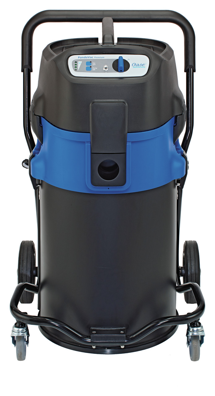 Das Bild zeigt den Oase PondoVac Premium, einen leistungsstarken Teich- und Poolschlamm-Sauger. Das Gerät ist schwarz-blau, mit einem robusten Gehäuse, großen Rädern und einem ergonomischen Griff für einfache Mobilität. Es verfügt über ein Bedienfeld mit 