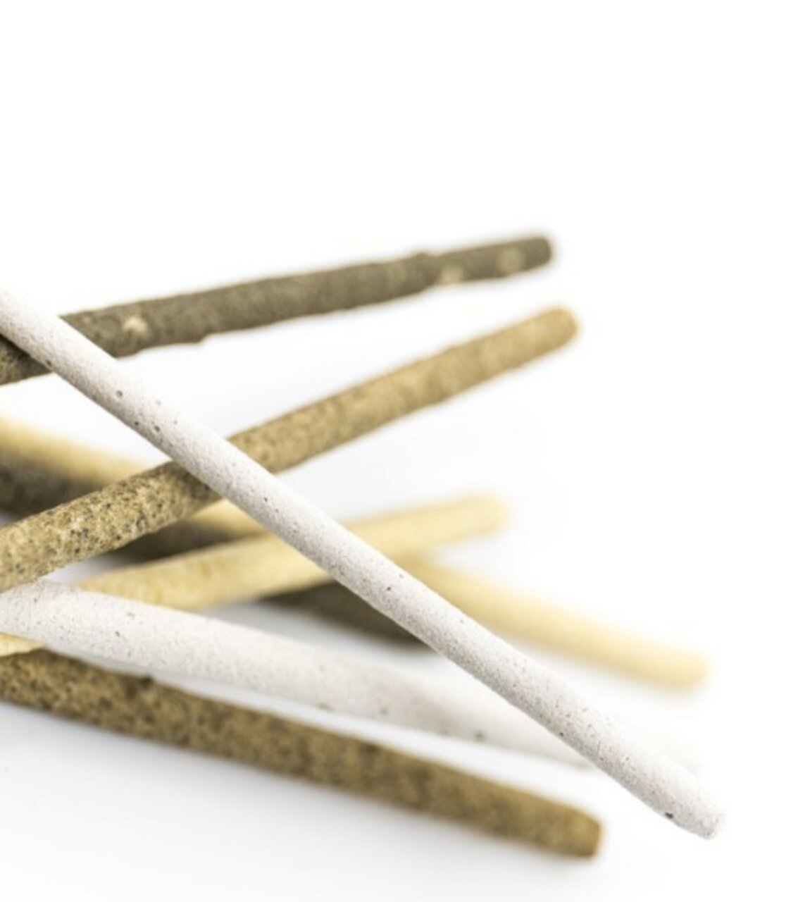 Das Bild zeigt mehrere natürliche Kausticks der Marke CeramicNature, die speziell für Nagetiere und Kleintiere entwickelt wurden. Die Sticks sind in verschiedenen natürlichen Farben wie Weiß, Beige und Grün gehalten und bestehen aus mineralischen Material