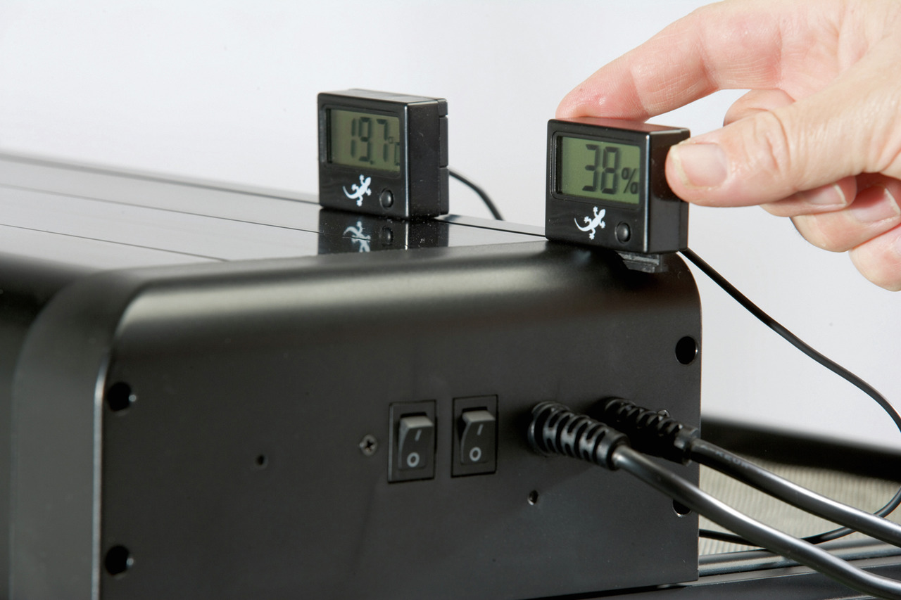 Exo Terra Digitalthermometer/-hygrometer für Terrarien, präzise Messung von Temp. (19,7 °C) & Luftfeuchte (38 %) für Reptilien/Amphibien.