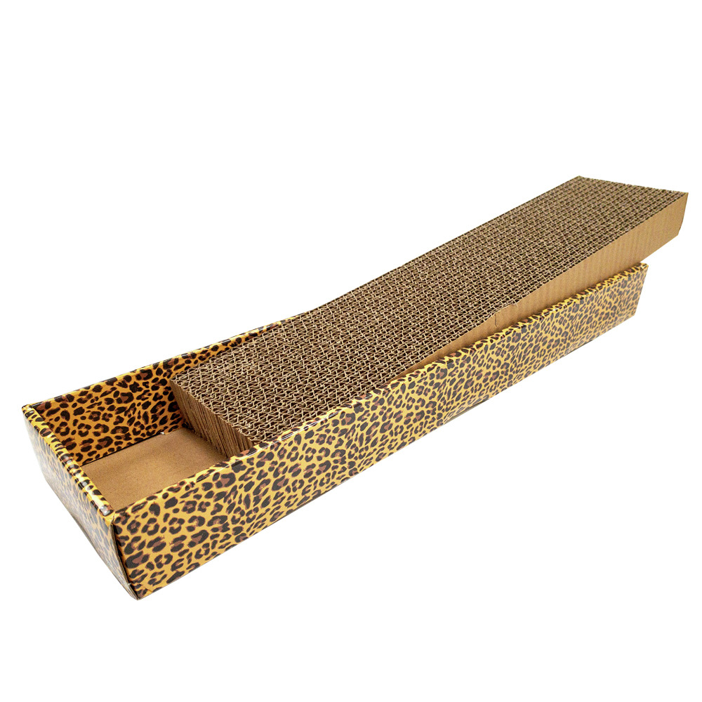 Katzenkratzbrett von CROCI, Modell mit Leopardenmuster. Zielgruppe: Katzen. Das Produkt besteht aus Wellpappe und dient als Kratzfläche, um Möbel zu schützen und die Krallen der Katze zu pflegen. Enthält eine rechteckige Kratzfläche in einer stabilen Box.