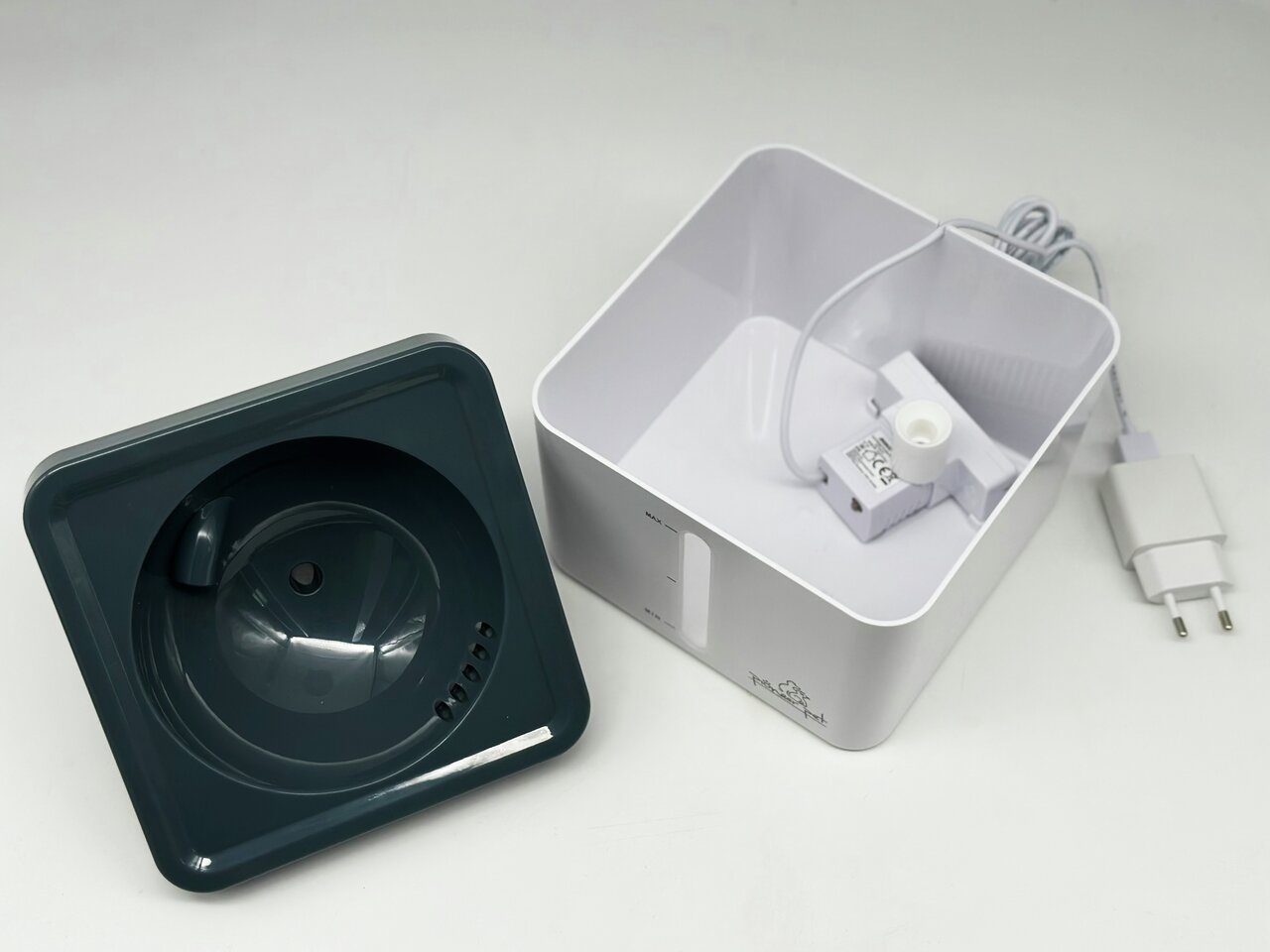 Pioneer Pet Trinkbrunnen für Katzen und kleine Hunde, leicht zu reinigen, modernes Design, weiß, Zubehör inklusive.