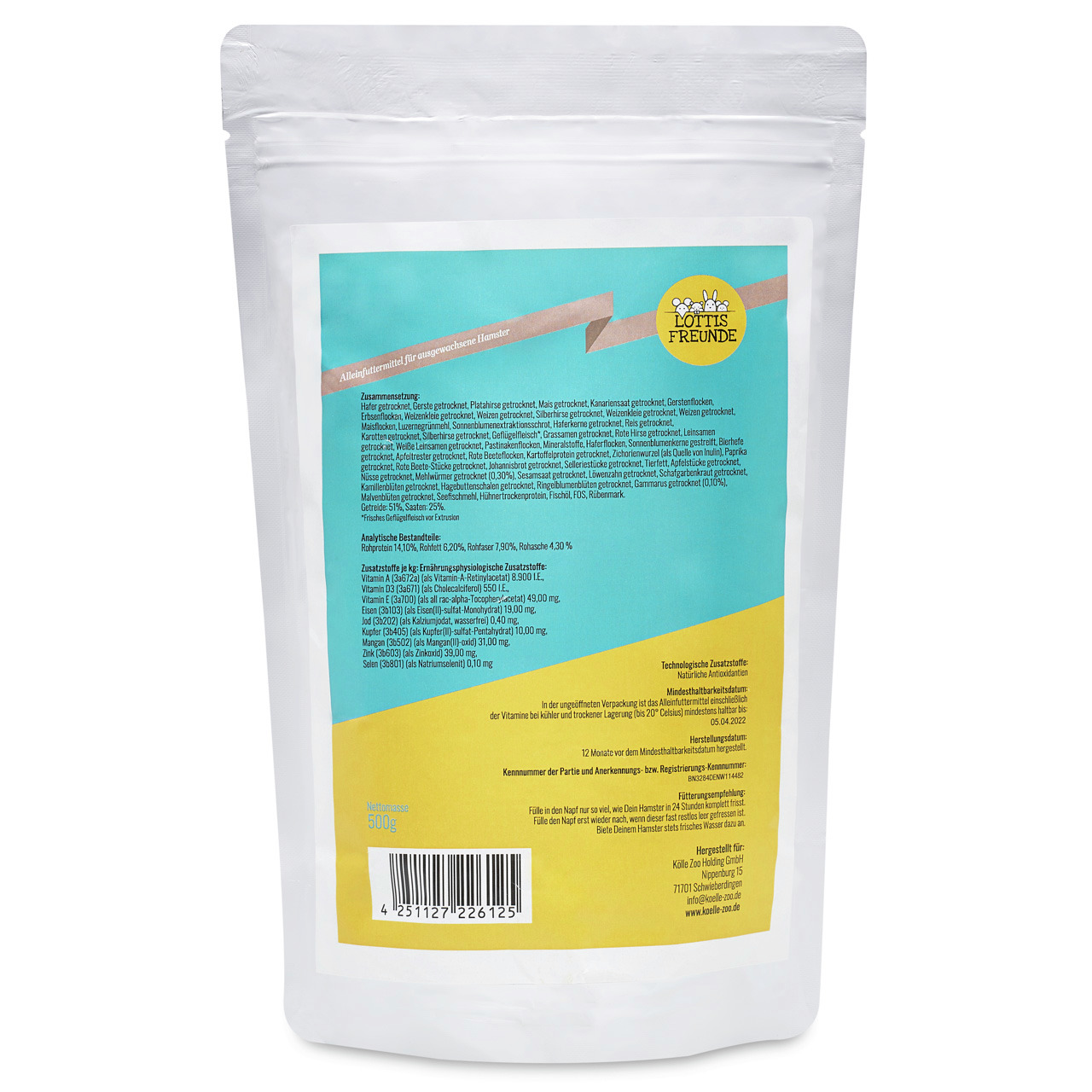 Das Bild zeigt eine 500g-Packung des Produkts „Lottis Freunde“, ein Alleinfuttermittel für Hamster. Die Verpackung ist weiß mit einem farbigen Etikett in Blau und Gelb. Auf dem Etikett sind Inhaltsstoffe, analytische Bestandteile und Herstellerangaben abg