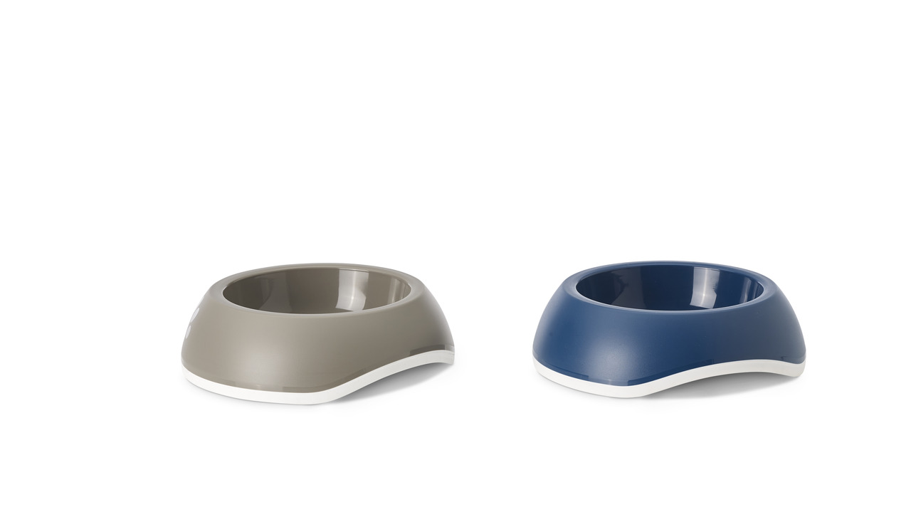 Zwei Futternäpfe der Marke SAVIC aus robustem Kunststoff, geeignet für Hunde und Katzen. Der linke Napf ist in Beige, der rechte in Dunkelblau gehalten, beide mit weißem Rand. Ergonomisches Design für besseren Halt und Stabilität. Perfekt für Trocken- ode