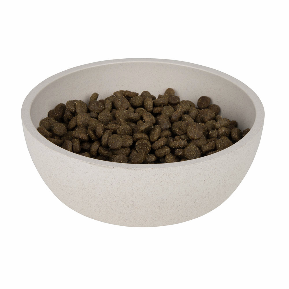Futternapf „District 70 BAMBOO Bowl“ für Hunde & Katzen, nachhaltiger Bambus, cremefarben, gefüllt mit 1 Portion Trockenfutter.