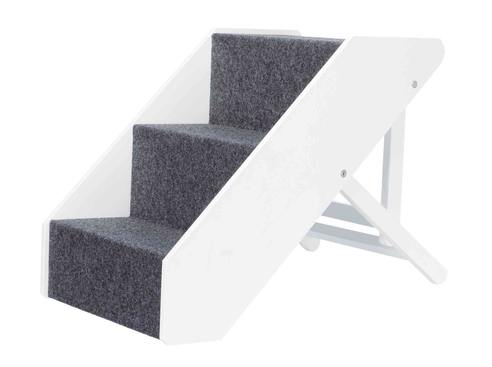 Das Bild zeigt die TRIXIE Haustiertreppe, ein praktisches Hilfsmittel für Haustiere wie Hunde und Katzen, um Höhenunterschiede sicher zu überwinden. Die Treppe besteht aus weißem Holz mit drei Stufen, die mit grauem Teppich bezogen sind, um Rutschfestigke
