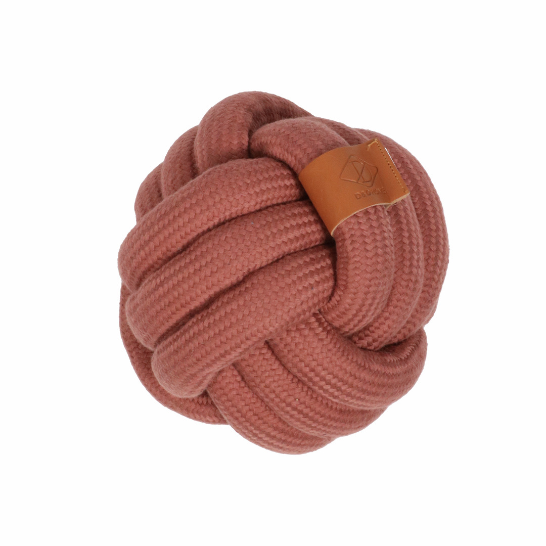 D&D Knot Ball, Hundespielzeug, Terrakotta, robustes Seil, Zahnpflege, Spielspaß, für alle Hundegrößen, mit braunem Lederetikett.