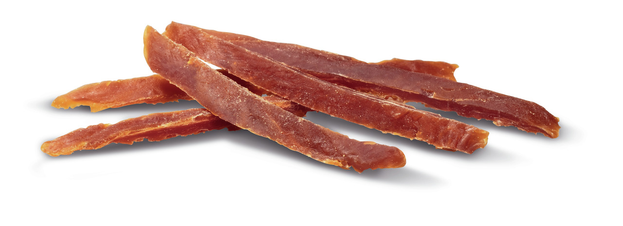 Auf dem Bild sind mehrere Streifen des PREMIERE Snack-Produkts für Hunde zu sehen. Es handelt sich um getrocknete Fleischstreifen, die als Leckerli für Hunde dienen. Die Geschmacksrichtung ist Huhn. Die Streifen sind dünn, länglich und haben eine rötlich-