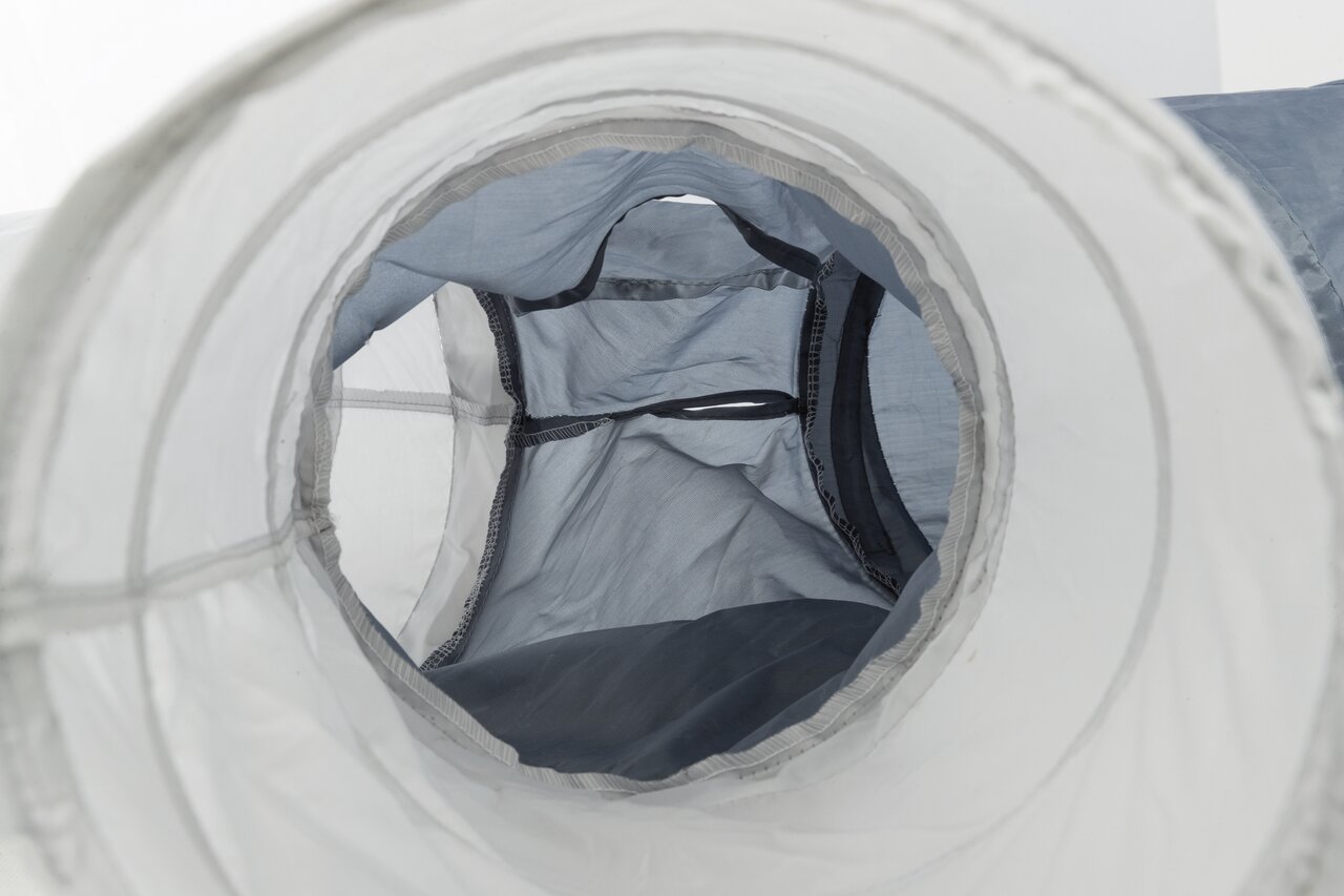 Blick durch den TRIXIE Katzentunnel aus Nylon in Blau und Grau, ideal für Katzen zum Spielen und Verstecken, faltbar und robust.