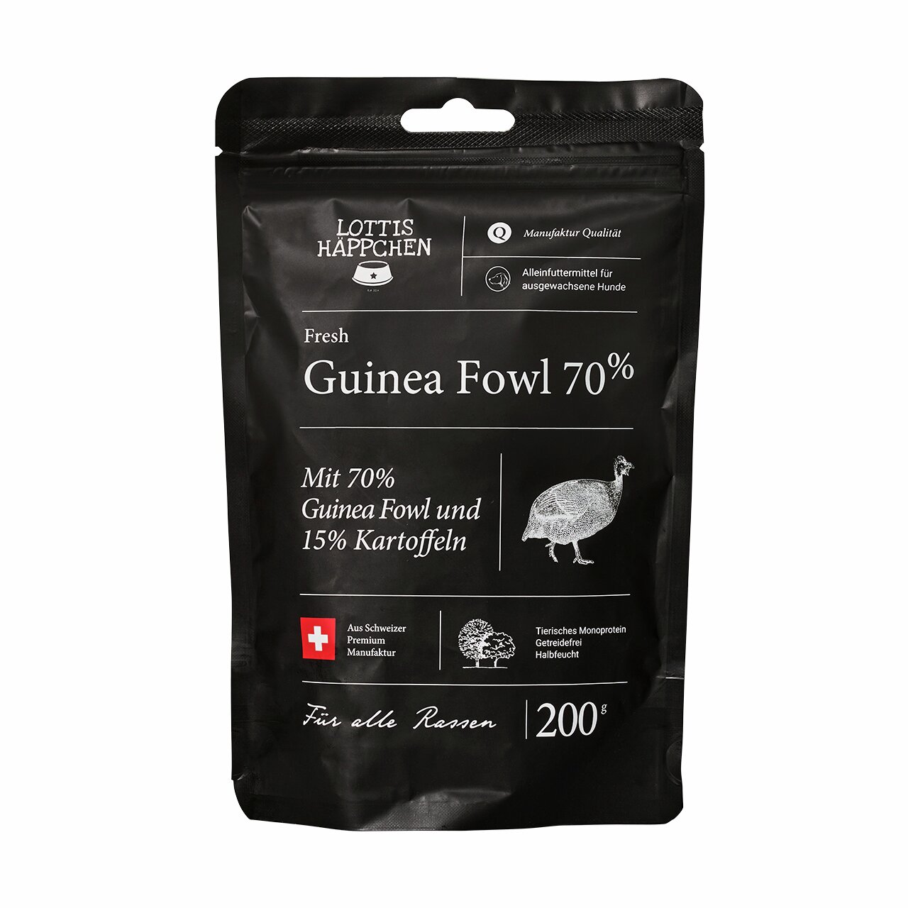 Das Bild zeigt eine schwarze Verpackung des Hundefutters „Lottis Häppchen Fresh Guinea Fowl 70%“. Es handelt sich um ein Alleinfuttermittel für ausgewachsene Hunde aller Rassen. Die Rezeptur enthält 70% Perlhuhn und 15% Kartoffeln. Die Verpackung weist au