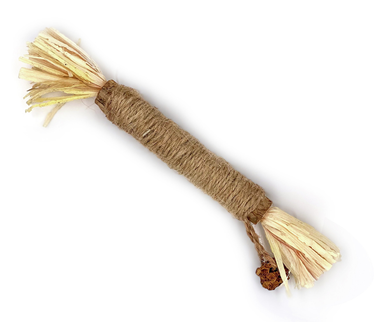 Das Bild zeigt das Katzenspielzeug „Aumüller Baldrian-Spielrolle“ für Katzen. Es handelt sich um eine zylindrische Rolle, die mit natürlichem Jutegarn umwickelt ist und an beiden Enden Fransen aus Bast besitzt. Die Rolle enthält Baldrian, der eine anziehe