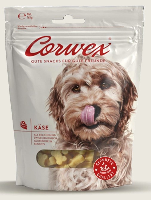 Eine weiße Verpackung der Marke Corwex mit der Aufschrift „Gute Snacks für gute Freunde“. Das Produkt ist ein glutenfreier Hundesnack mit Käsegeschmack, geeignet als Belohnung oder Zwischenmahlzeit. Die Verpackung enthält 165 g und zeigt ein Qualitätssieg