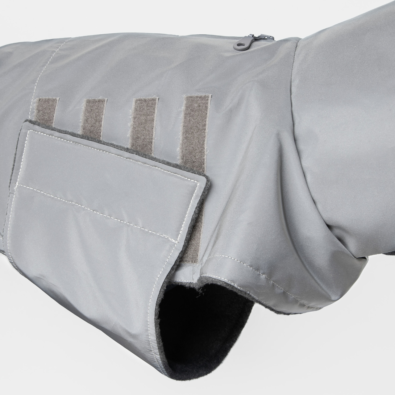 Das Bild zeigt einen hochwertigen Hundemantel der Marke Cloud7, Modell Brooklyn in der Farbe Grau. Der Mantel ist speziell für Hunde entwickelt und bietet optimalen Schutz vor Kälte und Nässe. Er besteht aus wasserabweisendem Material mit weichem Innenfut