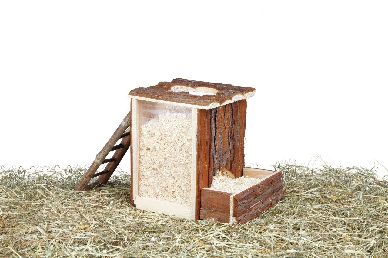 Das Bild zeigt das TRIXIE Natur-Snackhaus für Kleintiere, geeignet für Nager wie Hamster oder Mäuse. Das Produkt besteht aus unbehandeltem Holz und bietet eine Futterstation mit integriertem Heuspender sowie eine Leiter für einfachen Zugang. Es ist ideal 