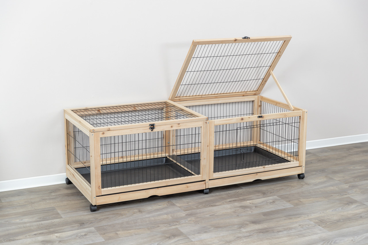Das Bild zeigt den TRIXIE Kleintierkäfig aus Holz mit der EAN 4011905624877. Der Käfig ist für Kleintiere wie Kaninchen oder Meerschweinchen geeignet. Er besteht aus einem stabilen Holzrahmen mit Metallgittern und verfügt über zwei separate Bereiche mit a