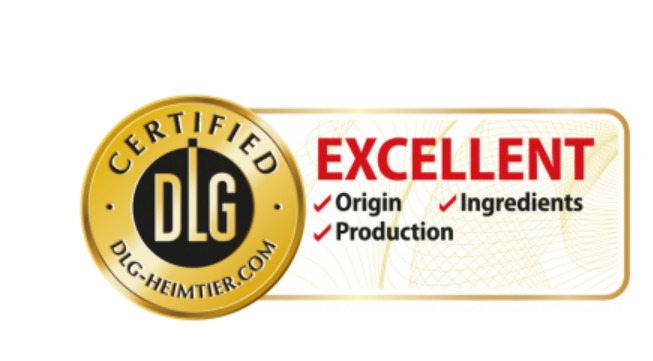 Das Bild zeigt ein Gütesiegel der DLG (Deutsche Landwirtschafts-Gesellschaft) mit der Aufschrift „CERTIFIED DLG-HEIMTIER.COM“ und dem Prädikat „EXCELLENT“. Es hebt die geprüfte Qualität in den Kategorien Herkunft, Zutaten und Produktion hervor. Das Siegel
