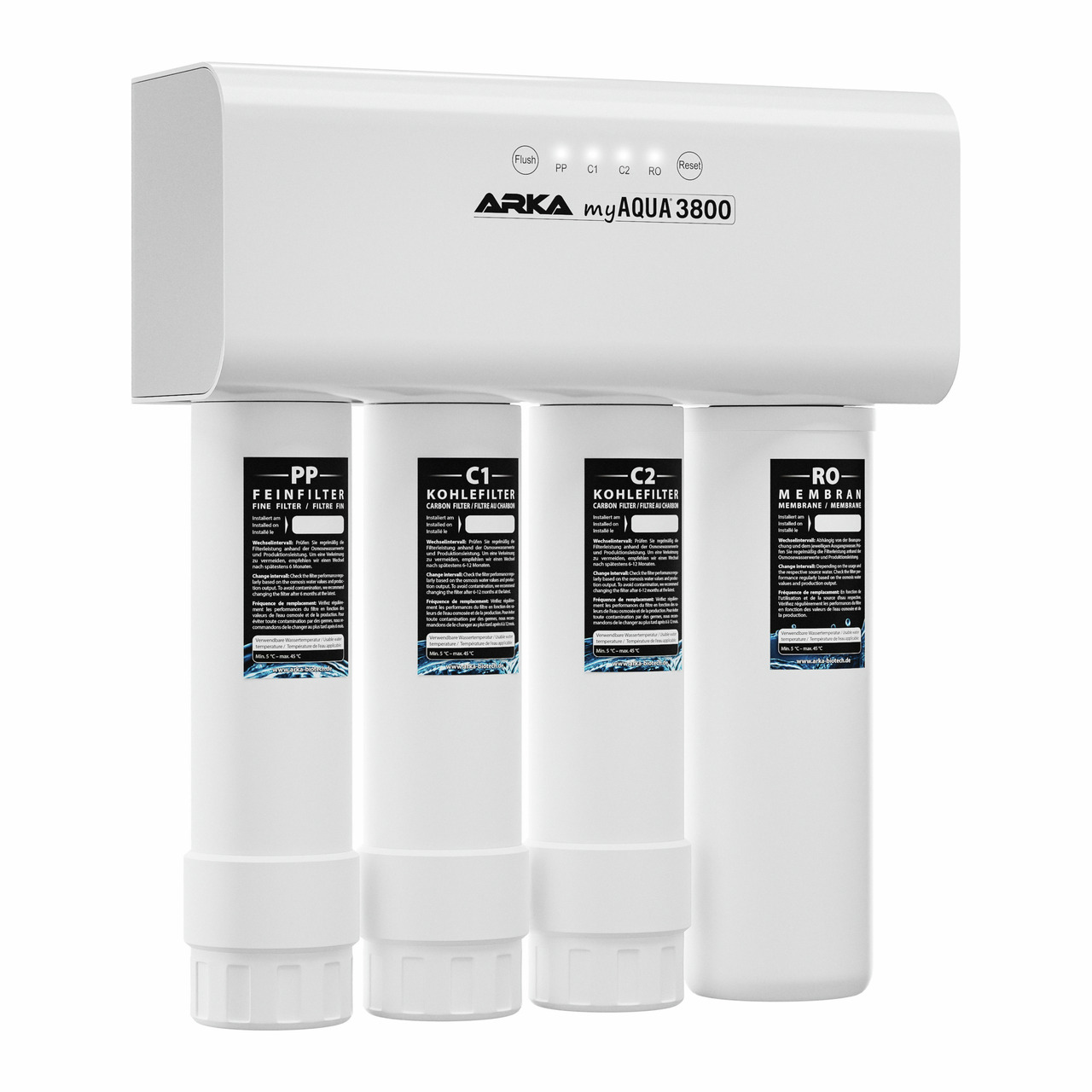 Das Bild zeigt das ARKA myAQUA 3800 Umkehrosmose-System, ein hochwertiges Wasserfiltersystem für Aquarien und andere Anwendungen. Es besteht aus vier Filtern: PP-Feinfilter, C1- und C2-Kohlefilter sowie einer RO-Membran. Das Gerät ist in Weiß gehalten und