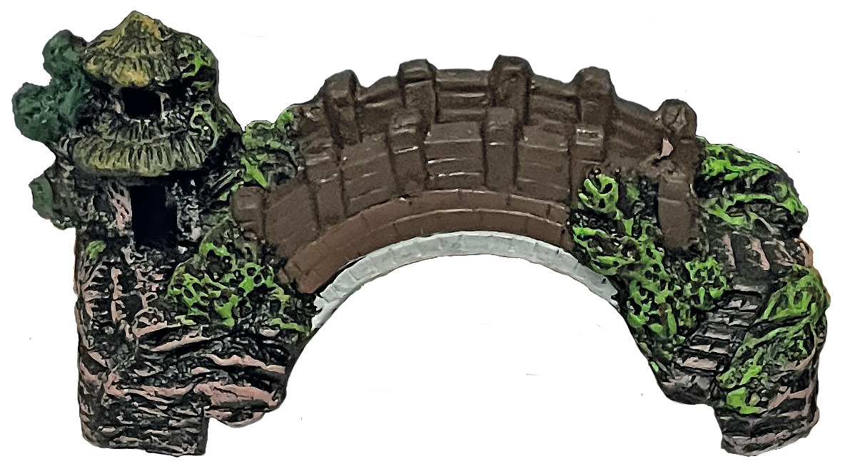 Dekoratives Aquarium-Accessoire der Marke Superfish, Modell „Aquarium Brücke“. Die Miniaturbrücke besteht aus braunem Stein mit grünen Moos- und Pflanzenakzenten. Links ist ein kleiner, asiatisch inspirierter Turm zu sehen. Ideal für Aquarienliebhaber, um
